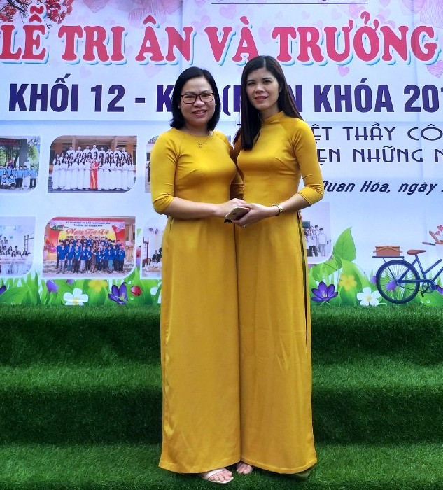 Cô Trương Thị Thương (người đeo kính) và đồng nghiệp. Ảnh: NVCC.