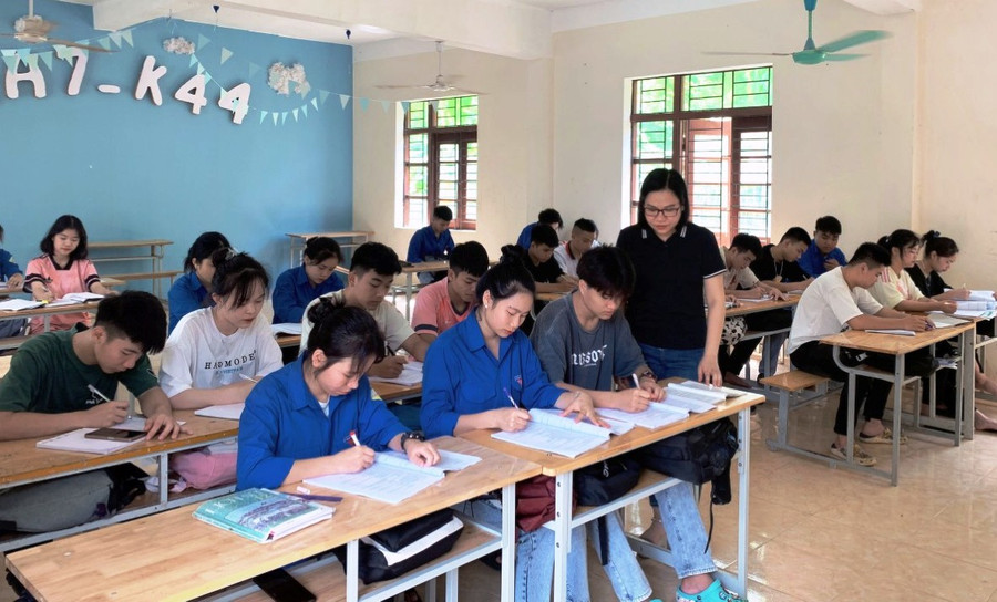 Cô giáo Thương đang ôn luyện cho học trò. Ảnh: NVCC.