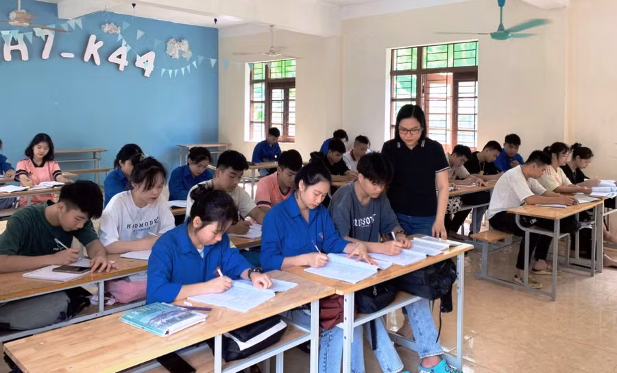 Cô giáo Thương đang ôn luyện cho học trò. Ảnh: NVCC.