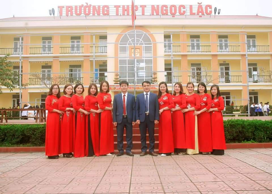 Tổ Ngữ văn cùng 2 thầy giáo trong Ban giám hiệu Trường THPT Ngọc Lặc. Ảnh: NTCC. Tổ Ngữ văn cùng 2 thầy giáo trong Ban giám hiệu Trường THPT Ngọc Lặc. Ảnh: NTCC.