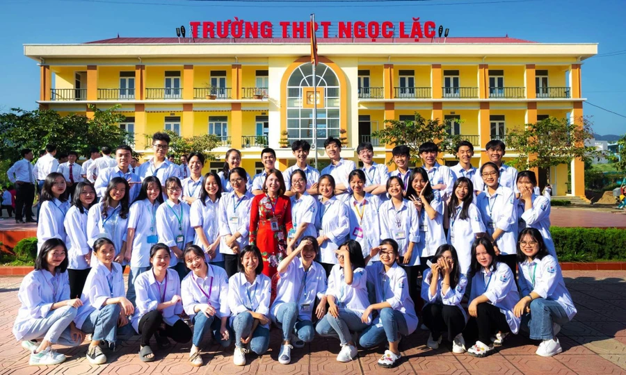 Cô Lê Thị Chuyên - GV Tổ Ngữ Văn và học trò của mình tại Trường THPT Ngọc Lặc (Thanh Hóa). Ảnh: NTCC.