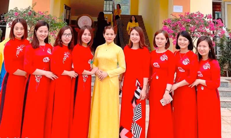 Các giáo viên Tổ Ngữ văn Trường THPT Ngọc Lặc đã giúp gần 40 học trò giành điểm 9 trở lên đối với môn Văn trong kỳ thi tốt nghiệp THPT năm 2022. Ảnh: NVCC.