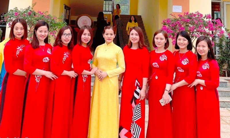 Các giáo viên Tổ Ngữ văn Trường THPT Ngọc Lặc đã giúp gần 40 học trò giành điểm 9 trở lên đối với môn Văn trong kỳ thi tốt nghiệp THPT năm 2022. Ảnh: NVCC. Các giáo viên Tổ Ngữ văn Trường THPT Ngọc Lặc đã giúp gần 40 học trò giành điểm 9 trở lên đối với môn Văn trong kỳ thi tốt nghiệp THPT năm 2022. Ảnh: NVCC.