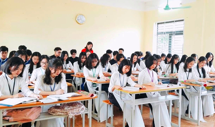 Học sinh lớp 12 Trường THP Ngọc Lặc trong giờ ôn tập môn Ngữ Văn. Ảnh: NTCC. Học sinh lớp 12 Trường THP Ngọc Lặc trong giờ ôn tập môn Ngữ Văn. Ảnh: NTCC.