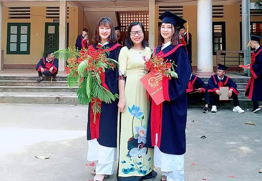 Cô giáo Thương và học sinh của mình. Ảnh: NVCC.