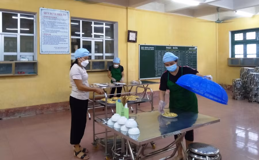 Đội ngũ cấp dưỡng của Trường PTDTNT-THCS Quan Hóa (Thanh Hóa) chuẩn bị bữa ăn cho học sinh. Ảnh: TL.