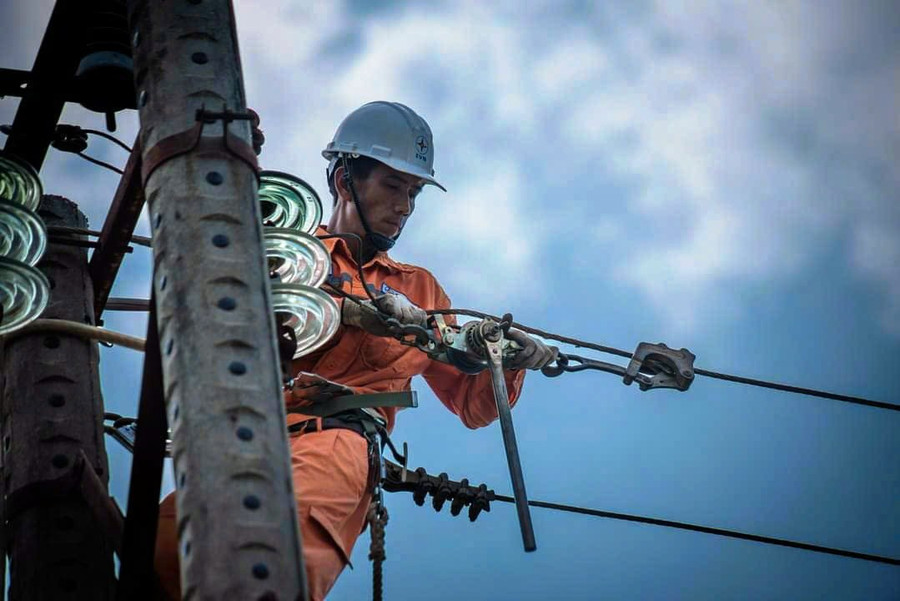 Ngành Điện lực huyện Quan Sơn (Thanh Hóa) tăng cường công tác đảm bảo an toàn lưới điện. Ảnh: Quốc Việt.