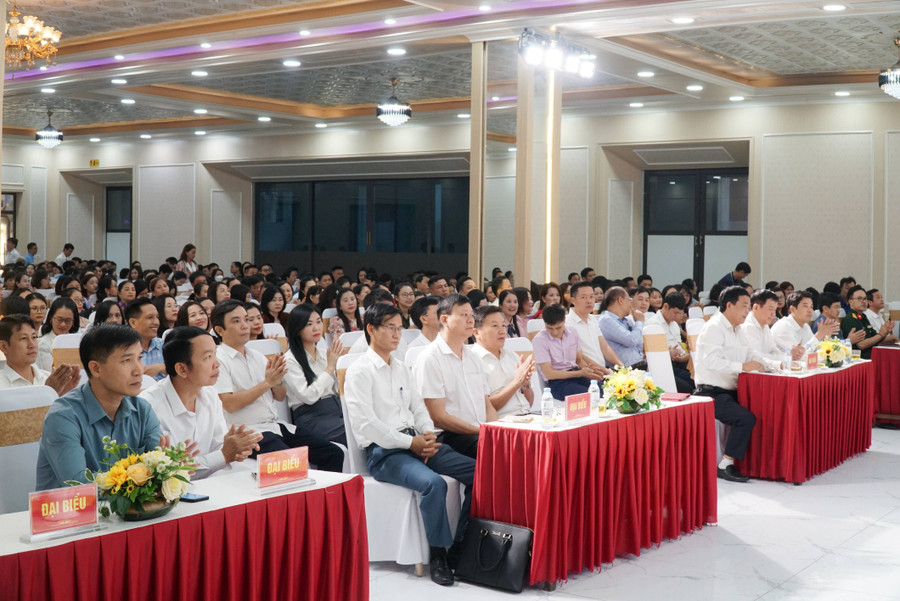 Các đại biểu dự lễ khai mạc Hội thi giáo viên dạy giỏi cấp THPT tỉnh Nghệ An năm 2023. Ảnh: Hồ Lài Các đại biểu dự lễ khai mạc Hội thi giáo viên dạy giỏi cấp THPT tỉnh Nghệ An năm 2023. Ảnh: Hồ Lài