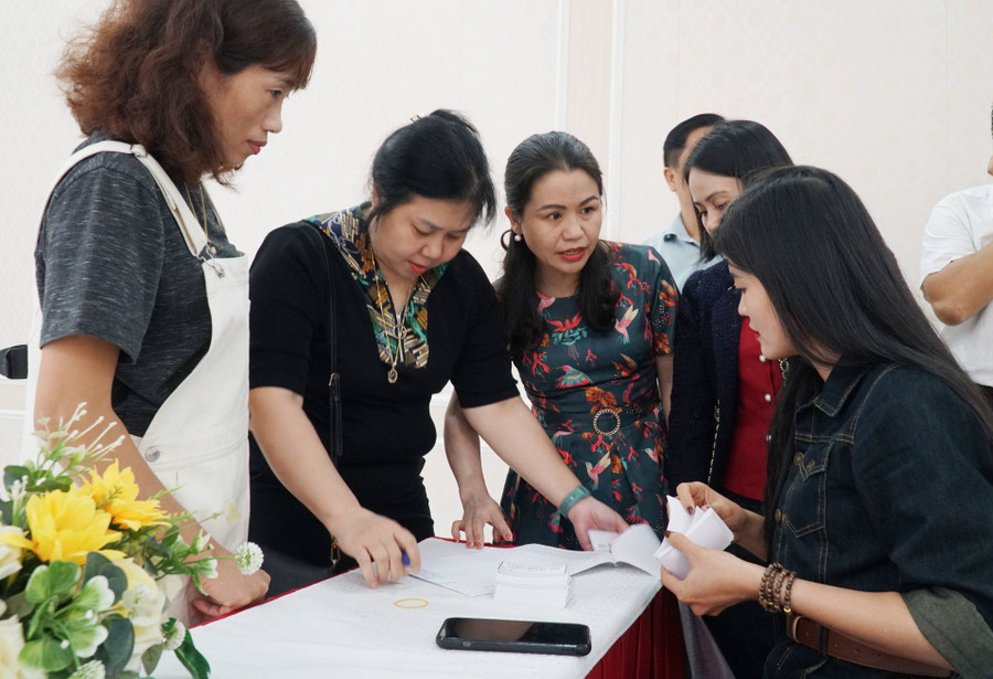 Đại diện các đơn vị có giáo viên tham gia nhận phiếu dự thi giáo viên giỏi cấp THPT tỉnh Nghệ An. Ảnh Hồ Lài Đại diện các đơn vị có giáo viên tham gia nhận phiếu dự thi giáo viên giỏi cấp THPT tỉnh Nghệ An. Ảnh Hồ Lài