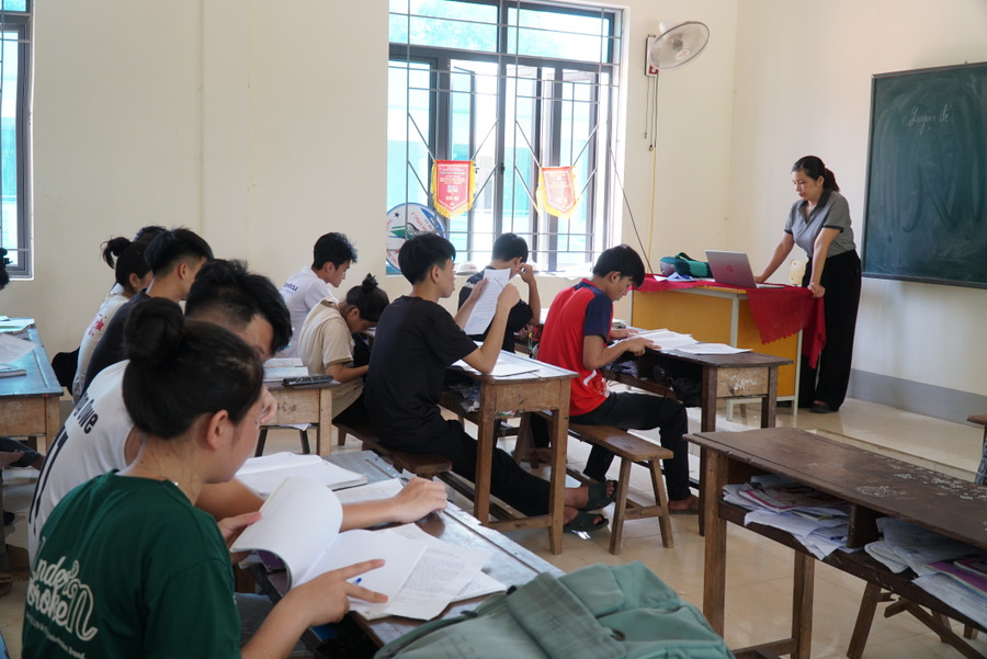 Giờ ôn tập của cô trò Trường THPT Tương Dương 2, huyện Tương Dương, Nghệ An. Ảnh: Hồ Lài Giờ ôn tập của cô trò Trường THPT Tương Dương 2, huyện Tương Dương, Nghệ An. Ảnh: Hồ Lài