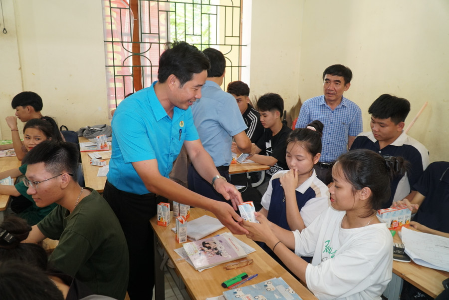 Ông Đặng Văn Hải - Chủ tịch Công đoàn giáo dục Nghệ An trao ly sữa và động viên em Lê Thị Thu Hà - học sinh người Đan Lai tại Trường THPT Con Cuông. Ảnh: Hồ Lài Ông Đặng Văn Hải - Chủ tịch Công đoàn giáo dục Nghệ An trao ly sữa và động viên em Lê Thị Thu Hà - học sinh người Đan Lai tại Trường THPT Con Cuông. Ảnh: Hồ Lài