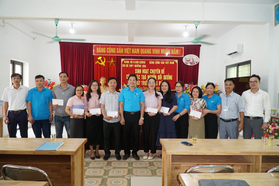 Đoàn công tác tặng quà động viên thầy cô giáo Trường THPT Nguyễn Xuân Ôn (huyện Diễn Châu) tình nguyện lên hỗ trợ công tác ôn thi tốt nghiệp THPT tại Trường THPT Mường Quạ (huyện Con Cuông, Nghệ An). Ảnh: Hồ Lài Đoàn công tác tặng quà động viên thầy cô giáo Trường THPT Nguyễn Xuân Ôn (huyện Diễn Châu) tình nguyện lên hỗ trợ công tác ôn thi tốt nghiệp THPT tại Trường THPT Mường Quạ (huyện Con Cuông, Nghệ An). Ảnh: Hồ Lài