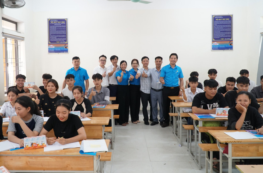 Đoàn công tác chúc các thầy cô giáo, học sinh vùng cao ôn tập hiệu quả, đạt mục tiêu cam kết tại Kỳ thi Tốt nghiệp THPT năm 2024. Ảnh: Hồ Lài Đoàn công tác chúc các thầy cô giáo, học sinh vùng cao ôn tập hiệu quả, đạt mục tiêu cam kết tại Kỳ thi Tốt nghiệp THPT năm 2024. Ảnh: Hồ Lài
