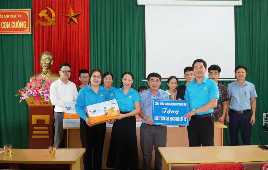 Đoàn công tác ngành giáo dục Nghệ An trao quà hỗ trợ, động viên thầy cô, học sinh Trường THPT Con Cuông (huyện Con Cuông, Nghệ An). Ảnh: Hồ Lài Đoàn công tác ngành giáo dục Nghệ An trao quà hỗ trợ, động viên thầy cô, học sinh Trường THPT Con Cuông (huyện Con Cuông, Nghệ An). Ảnh: Hồ Lài