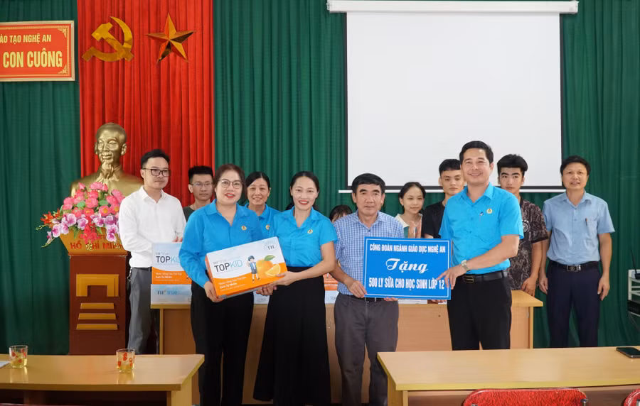 Đoàn công tác ngành giáo dục Nghệ An trao quà hỗ trợ, động viên thầy cô, học sinh Trường THPT Con Cuông (huyện Con Cuông, Nghệ An). Ảnh: Hồ Lài