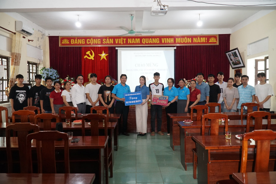 Trao quà và sữa cho học sinh, giáo viên Trường THPT Tương Dương 2, Nghệ An. Ảnh: Hồ Lài. Trao quà và sữa cho học sinh, giáo viên Trường THPT Tương Dương 2, Nghệ An. Ảnh: Hồ Lài.