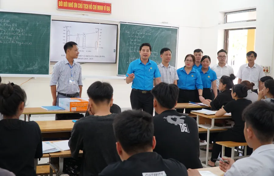 Đoàn công tác ngành giáo dục Nghệ An trực tiếp động viên, khích lệ thầy trò Trường THPT Mường Quạ (huyện Con Cuông, Nghệ An) giai đoạn cao điểm ôn thi. Ảnh: Hồ Lài