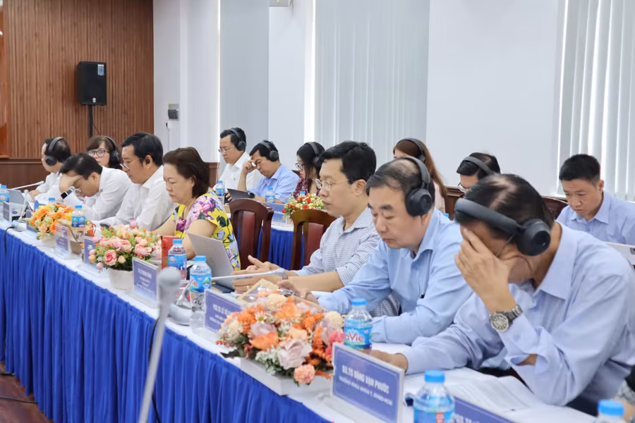 Quý đại biểu lắng nghe báo cáo tham luận tại tọa đàm. Ảnh: Khánh Chi