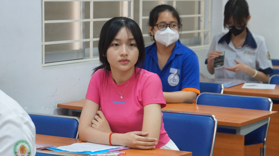 Thí sinh bắt đầu làm bài từ 8h30. Ảnh: Mạnh Tùng Thí sinh bắt đầu làm bài từ 8h30. Ảnh: Mạnh Tùng