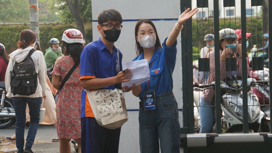 Thí sinh tại điểm thi Trường Đại học Khoa học Tự nhiên - Đại học Quốc gia TPHCM được hướng dẫn vào phòng thi. Ảnh: Mạnh Tùng Thí sinh tại điểm thi Trường Đại học Khoa học Tự nhiên - Đại học Quốc gia TPHCM được hướng dẫn vào phòng thi. Ảnh: Mạnh Tùng