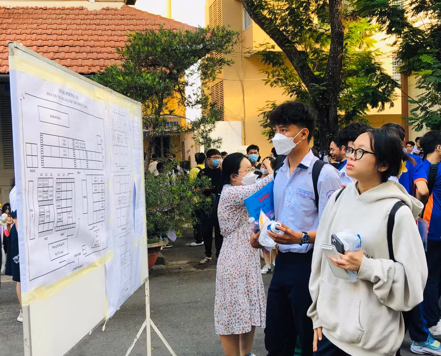 Thí sinh dự thi đánh giá năng lực đợt 1 tại điểm thi Trường Đại học Khoa học Tự nhiên (quận 5, TPHCM), sáng 7/4. Ảnh: Mạnh Tùng