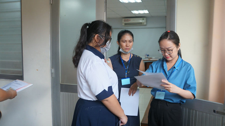 Giám thị kiểm tra giấy báo dự thi trước giờ thí sinh vào phòng thi. Ảnh: Mạnh Tùng Giám thị kiểm tra giấy báo dự thi trước giờ thí sinh vào phòng thi. Ảnh: Mạnh Tùng