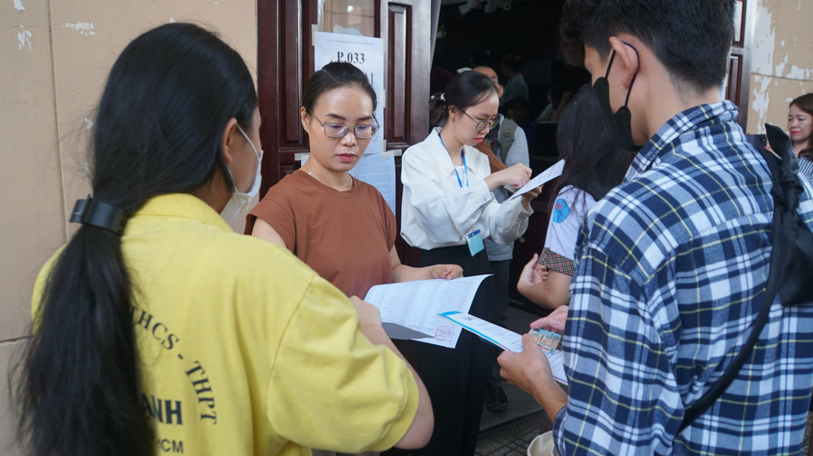 Thí sinh chờ gọi tên vào phòng thi. Ảnh: Mạnh Tùng Thí sinh chờ gọi tên vào phòng thi. Ảnh: Mạnh Tùng