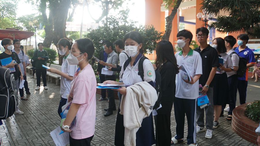 Thí sinh chờ gọi tên vào phòng thi. Ảnh: Mạnh Tùng Thí sinh chờ gọi tên vào phòng thi. Ảnh: Mạnh Tùng