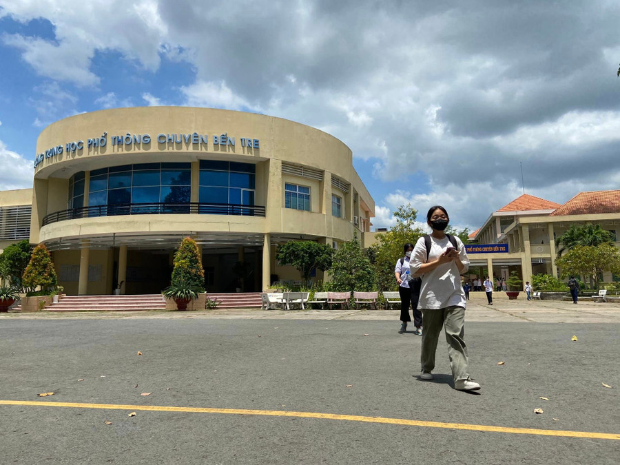 Thí sinh đầu tiên rời phòng thi tại điểm thi Trường THPT Chuyên Bến Tre. Ảnh: VNUHCM Thí sinh đầu tiên rời phòng thi tại điểm thi Trường THPT Chuyên Bến Tre. Ảnh: VNUHCM