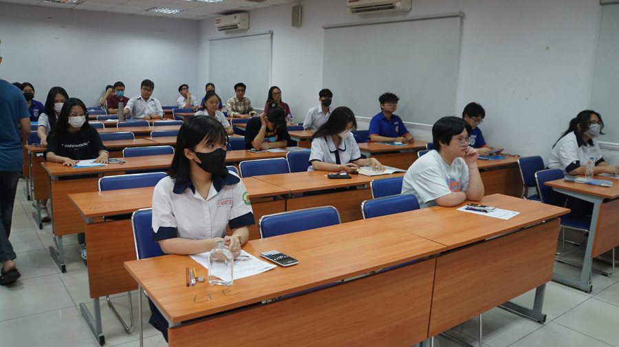 Thí sinh ngồi đúng vị trí theo hướng dẫn của giám thị. Ảnh: Mạnh Tùng Thí sinh ngồi đúng vị trí theo hướng dẫn của giám thị. Ảnh: Mạnh Tùng