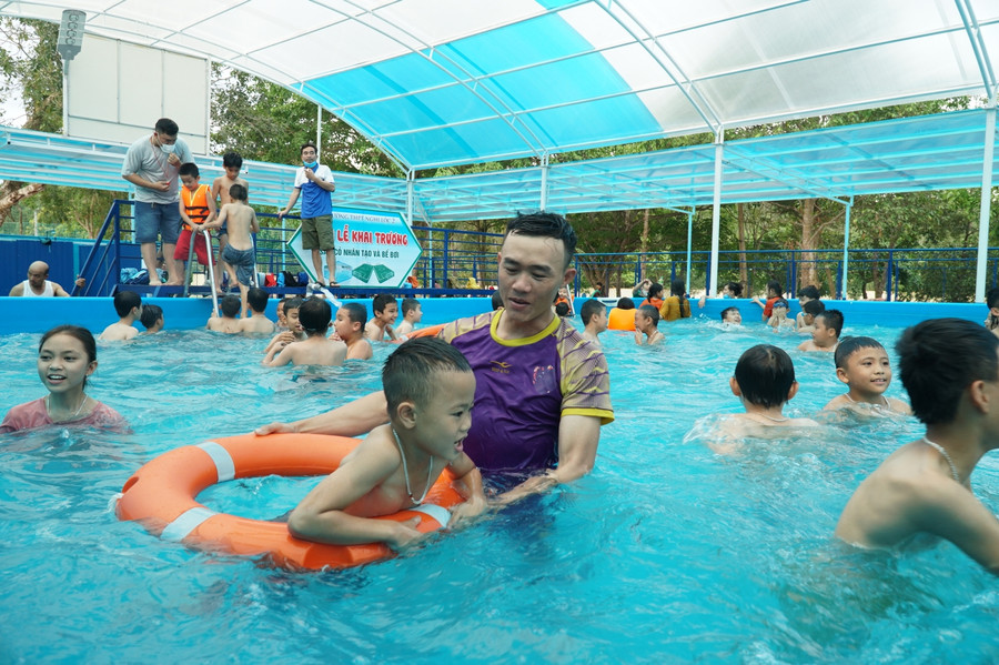 Ngoài phục vụ việc dạy bơi cho học sinh của mình, Trường THPT Nghi Lộc 2 còn mở cửa bể bơi cho trẻ em tiểu học, THCS ở trong vùng vào vui chơi, tập bơi. Theo thầy Nguyễn Văn Phương - Hiệu trưởng nhà trường: &quot;Mục đích của việc mở cửa nhằm thu hút trẻ em vào bể bơi có sự quản lý, giám sát của người lớn, hạn chế ra ao hồ tắm mát tiềm ẩn nguy hiểm. Hiện kinh phí vận hành bể bơi do nhà trường hỗ trợ miễn phí. Về lâu dài, có thể nhà trường sẽ thu một khoản phí nhỏ để phục vụ bảo dưỡng bể bơi, trả tiền điện nước...&quot;.