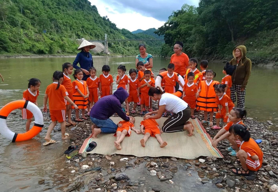 Trường Mầm non Xá Lượng, huyện Tương Dương, Nghệ An tổ chức chương trình truyền thông phòng chống tai nạn đuối nước cho trẻ, phụ huynh và người dân ngay tại bờ suối. Theo cô Lê Hồng Quang - Phó Hiệu trưởng nhà trường cho biết, trường có 5 điểm lẻ tại các bản nằm dọc sông, suối. Vì vậy, việc tổ chức chương trình ngay tại đây là ví dụ trực quan sinh động để trẻ mầm non có thể hiểu và tiếp thu.
