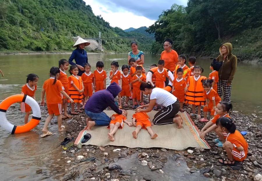 Trường Mầm non Xá Lượng, huyện Tương Dương, Nghệ An tổ chức chương trình truyền thông phòng chống tai nạn đuối nước cho trẻ, phụ huynh và người dân ngay tại bờ suối. Theo cô Lê Hồng Quang - Phó Hiệu trưởng nhà trường cho biết, trường có 5 điểm lẻ tại các bản nằm dọc sông, suối. Vì vậy, việc tổ chức chương trình ngay tại đây là ví dụ trực quan sinh động để trẻ mầm non có thể hiểu và tiếp thu.