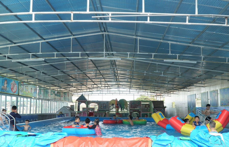 Sau mỗi buổi học bơi, các bạn học sinh thích thú khi được vui chơi tự do dưới nước.