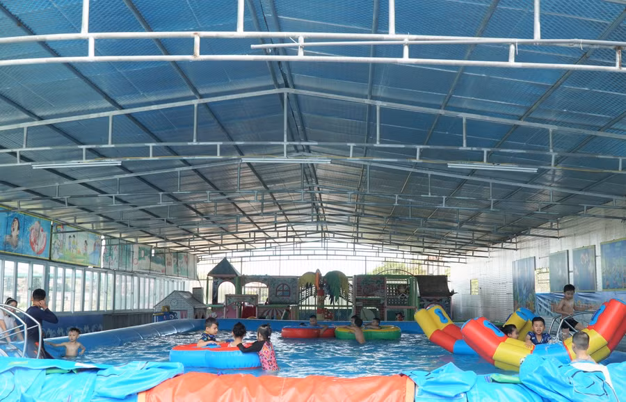 Sau mỗi buổi học bơi, các bạn học sinh thích thú khi được vui chơi tự do dưới nước.