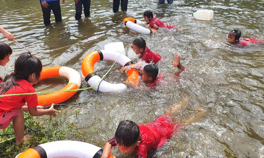 Nội dung chương trình truyền thông gồm: Cứu hộ kịp thời khi nạn nhân đuối nước; sơ cứu nạn nhân đuối nước bằng phương pháp hô hấp nhân tạo, ép tim lồng ngực; kỹ thuật bơi cơ bản dành cho trẻ em. Trẻ cũng được thực hành kỹ năng cứu nạn khi thấy người đuối nước như: hô hoán kêu cứu, tìm sào tre, ném phao, can nhựa có buộc dây thừng để nạn nạn bám vào bơi lên bờ.