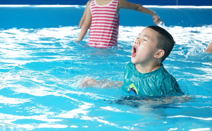 Dưới sự hướng dẫn của thầy giáo, sau vài buổi học, nhiều bạn đã biết nổi và lấy hơi để tập bơi.