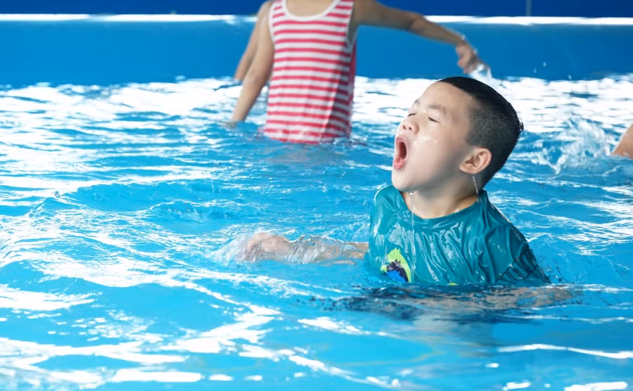 Dưới sự hướng dẫn của thầy giáo, sau vài buổi học, nhiều bạn đã biết nổi và lấy hơi để tập bơi.