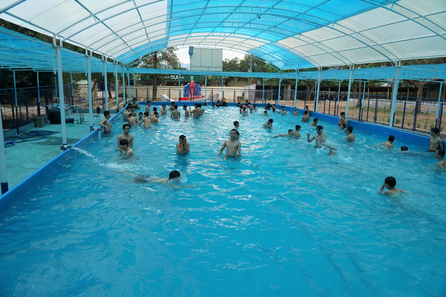 Bể bơi Trường THPT Nghi Lộc 2 đã đi vào hoạt động gần 1 tháng nay. Do số lượng học sinh đông, nên thời gian đầu nhà trường cho học sinh tự tập luyện có giám sát, quản lý của giáo viên. Sau đó sẽ khảo sát, kiểm tra để phân loại, những em nào chưa biết bơi sẽ được chia thành từng nhóm lớp để dạy bơi cho đến khi thành thạo.