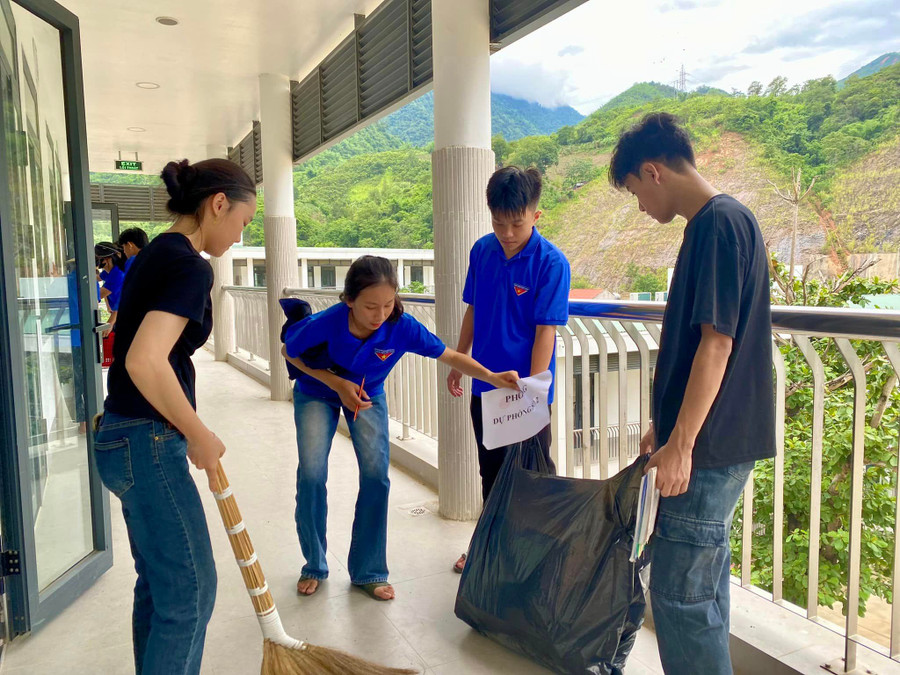Đội tình nguyện Hoa phượng đỏ Trường THPT Kỳ Sơn (huyện Kỳ Sơn, Nghệ An) dọn dẹp vệ sinh tại khu vực thi. Ảnh: NTCC Đội tình nguyện Hoa phượng đỏ Trường THPT Kỳ Sơn (huyện Kỳ Sơn, Nghệ An) dọn dẹp vệ sinh tại khu vực thi. Ảnh: NTCC