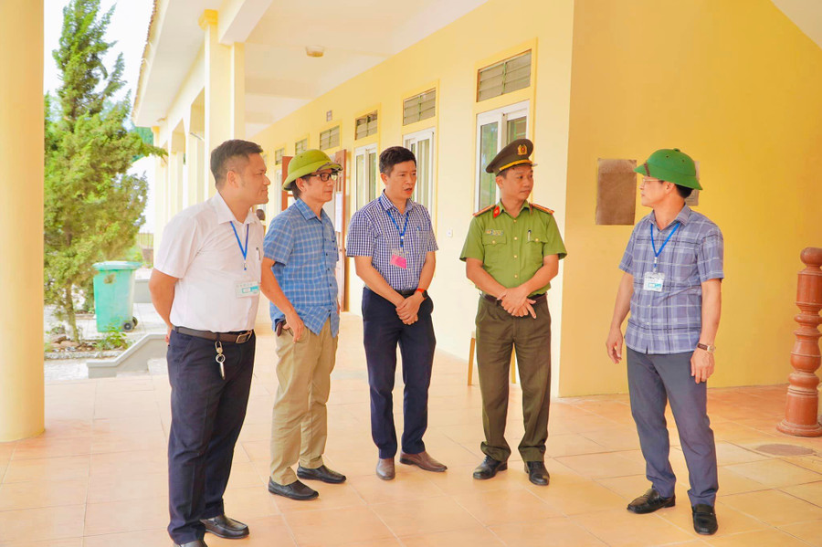 Ban chỉ đạo thi tốt nghiệp THPT huyện Tân Kỳ, Nghệ An kiểm tra công tác tổ chức thi tại các điểm thi trên địa bàn. Ảnh: NTCC Ban chỉ đạo thi tốt nghiệp THPT huyện Tân Kỳ, Nghệ An kiểm tra công tác tổ chức thi tại các điểm thi trên địa bàn. Ảnh: NTCC