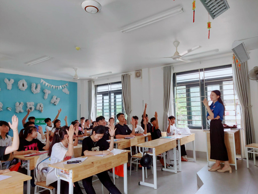 "Gia sư áo xanh" là các thầy cô của Trường THPT Kỳ Sơn (huyện Kỳ Sơn, Nghệ An) trực tiếp ôn thi miễn phí cho học sinh những buổi nước rút. Ảnh: NTCC "Gia sư áo xanh" là các thầy cô của Trường THPT Kỳ Sơn (huyện Kỳ Sơn, Nghệ An) trực tiếp ôn thi miễn phí cho học sinh những buổi nước rút. Ảnh: NTCC