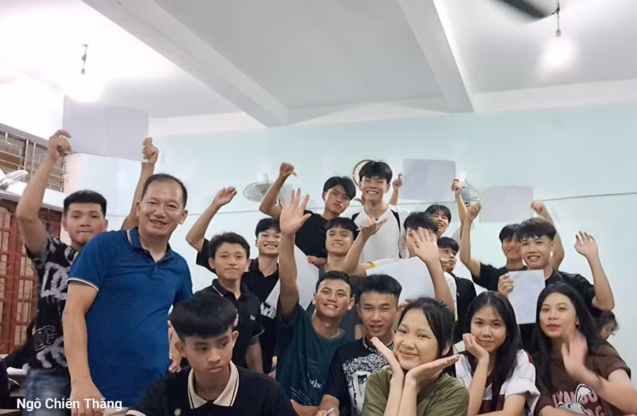 Thầy Ngô Chiến Thắng cùng học sinh Trường THPT Quế Phong (huyện Quế Phong, Nghệ An) trong buổi ôn thi cuối cùng. Ảnh: NVCC