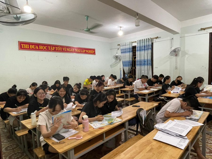 Trường THPT Thái Hòa (thị xã Thái Hòa, Nghệ An) mở cửa lớp, phụ đạo miễn phí cho học sinh lớp 12 ôn thi tốt nghiệp THPT vào buổi tối. Ảnh: NTCC