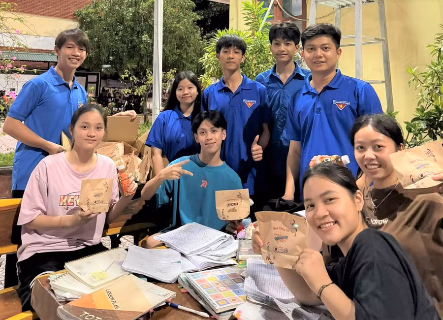 Thầy Trần Đình Huy - Bí thư Đoàn Trường THPT Dân tộc nội trú tỉnh Nghệ An cùng các bạn đoàn viên tặng bánh, nước uống cho học sinh đang ôn thi tại trường. Ảnh: NTCC
