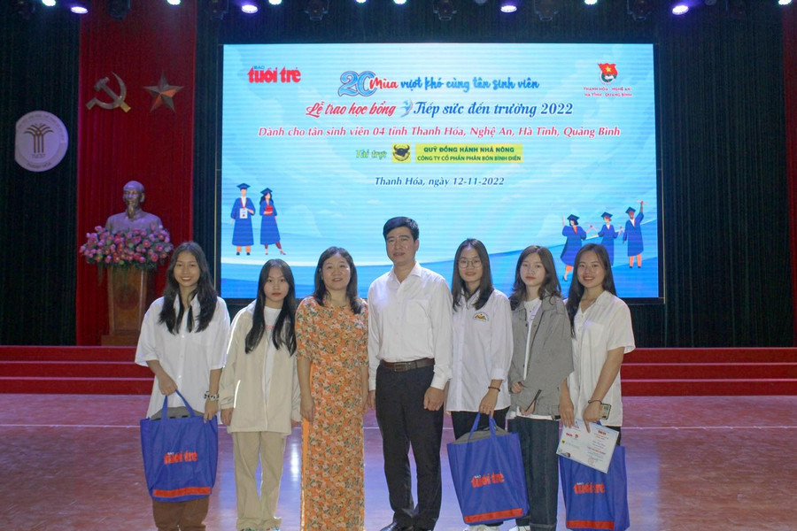 Nguyễn Thị Thúy (bìa trái), thầy Phạm Anh Toàn - Hiệu trưởng Trường THPT Dân tộc nội trú tỉnh Thanh Hóa và cô giáo chủ nhiệm Nguyễn Thị Nhạn (thứ 3 từ trái qua) tới dự chương trình.