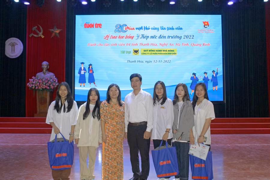 Nguyễn Thị Thúy (bìa trái), thầy Phạm Anh Toàn - Hiệu trưởng Trường THPT Dân tộc nội trú tỉnh Thanh Hóa và cô giáo chủ nhiệm Nguyễn Thị Nhạn (thứ 3 từ trái qua) tới dự chương trình.