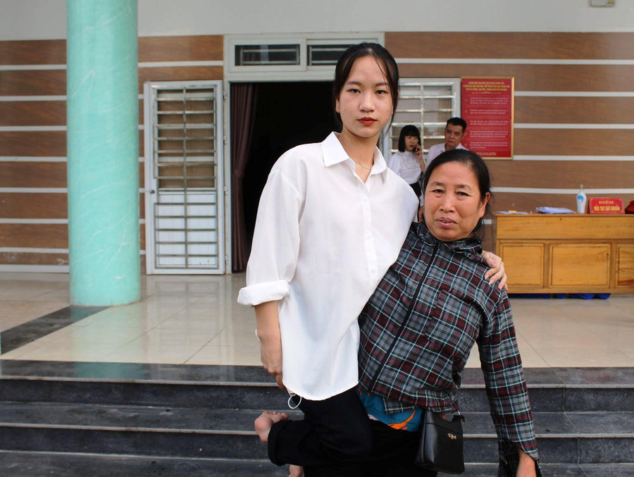 Nguyễn Thị Thùy - tân sinh viên Trường Đại học Hà Nội được mẹ đưa đến nhận học bổng.