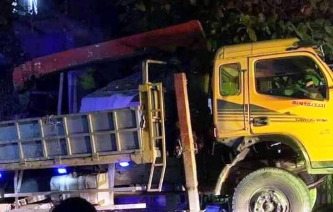 Chiếc xe tải va chạm với xe máy.