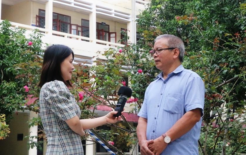 Nữ nhà báo Lê Tường Vân phỏng vấn nhà giáo Ngô Xuân Ái, giáo viên Trường THPT chuyên Lam Sơn (Thanh Hóa). Nữ nhà báo Lê Tường Vân phỏng vấn nhà giáo Ngô Xuân Ái, giáo viên Trường THPT chuyên Lam Sơn (Thanh Hóa).
